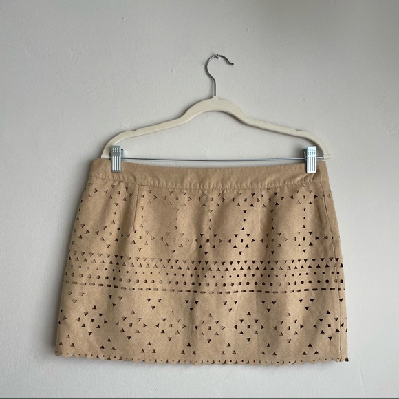 Forever 21 / Tan Mini Skirt - Picture 3 of 6